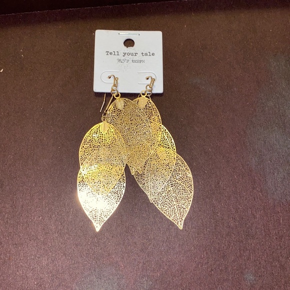 Jewelry - NWT Tell your tale gold earrings